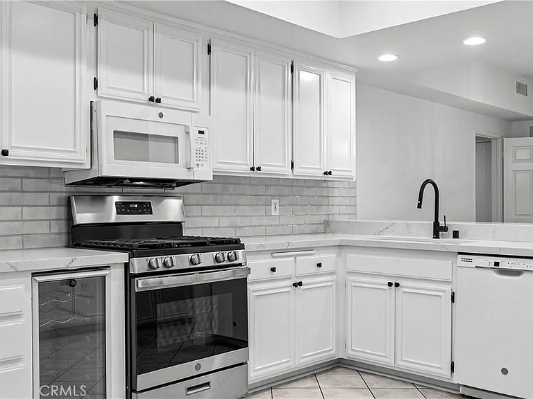 1630 S Bentley Ave #103 — Photo 10