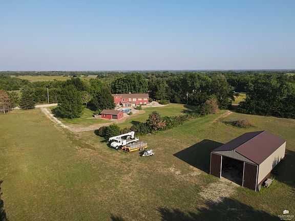 4th image of 2235 Deer Rd
