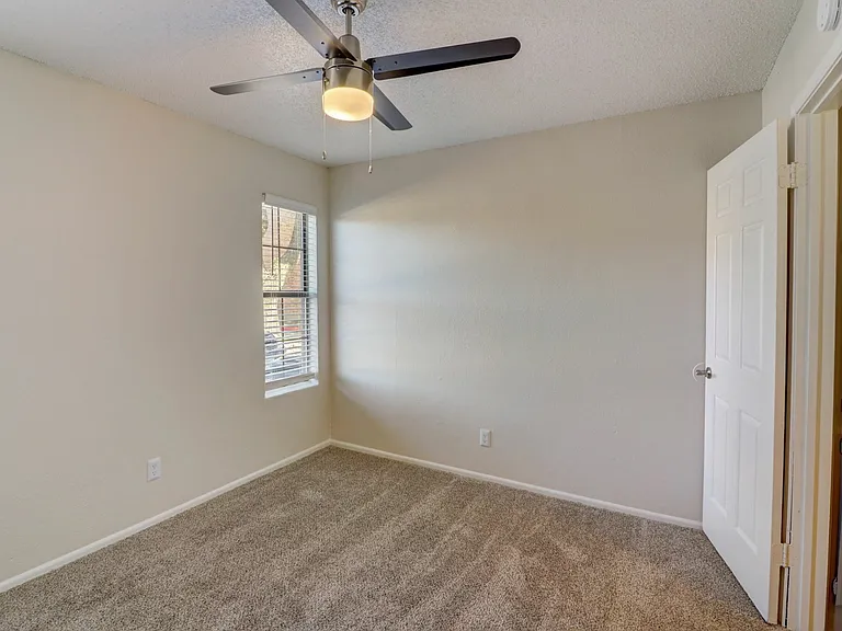 25-web-or-mls-Lake Park Rd-025