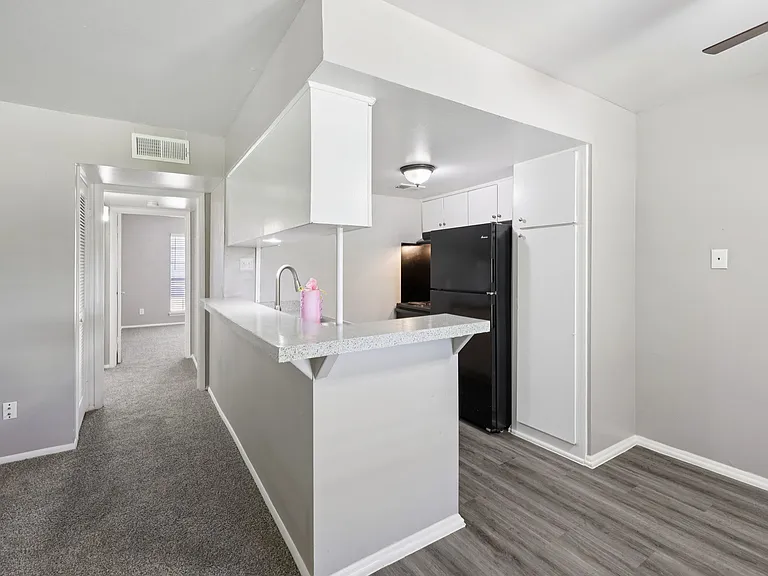 Premier Gardens Apartments — Photo 40