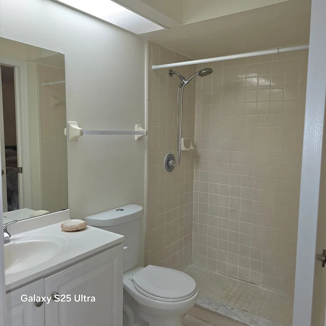 2-Bedroom Townhome with Private Courtyard and Screened Porch — Photo 4