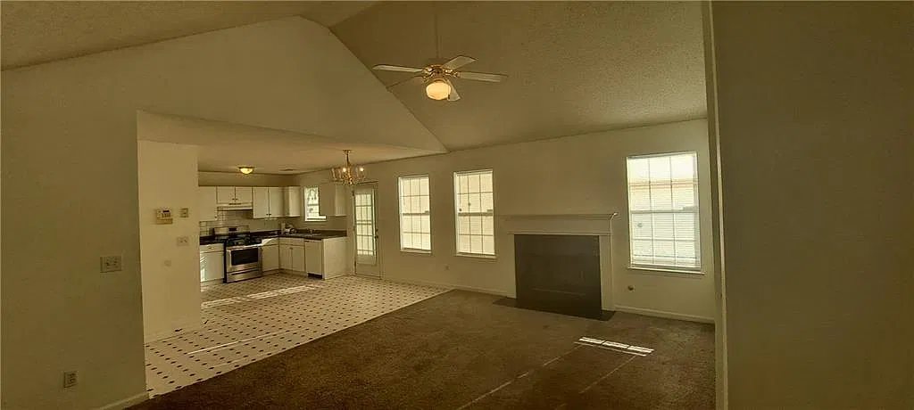 3 bed, 2.0 bath, 1218 sqft, $1,600 — Photo 2