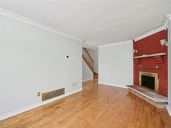 3rd image of 993 Lucerne Cres