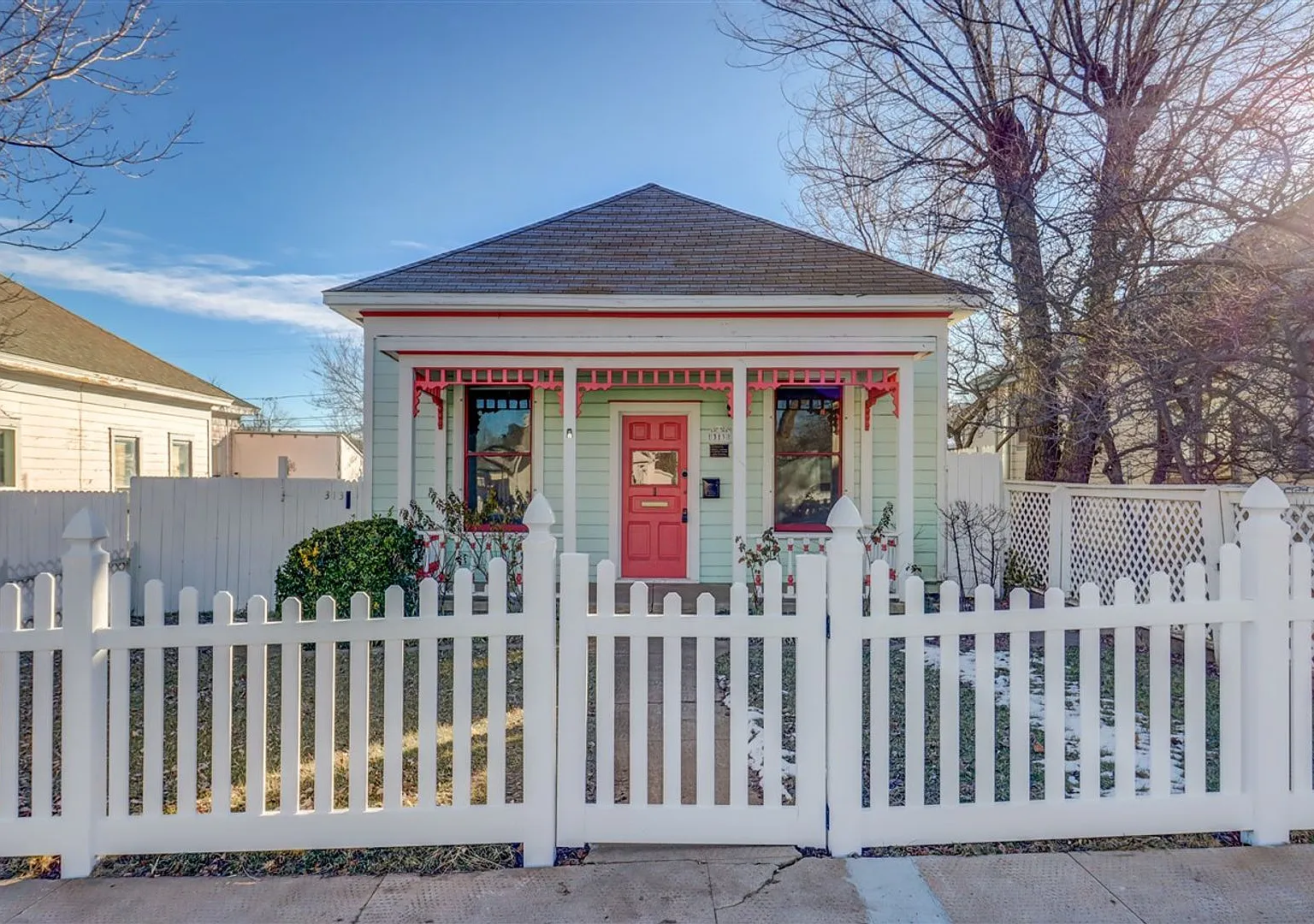 RR866 - 313 N Mount Vernon — Photo 1
