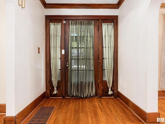 4th image of 1026 E Maywood Ave