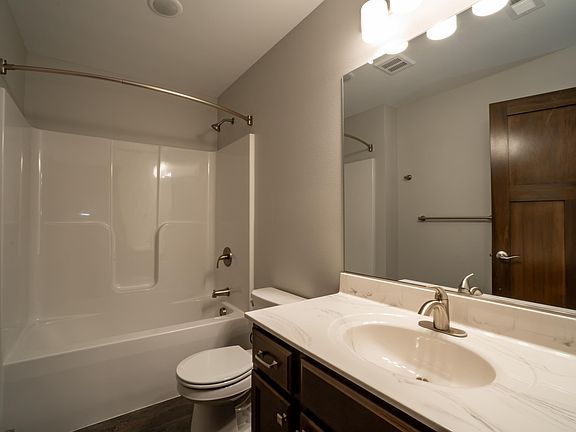 3rd image of 1400 Drake Dr #6