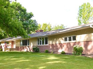909 Lovers Ln, Newton, KS 67114