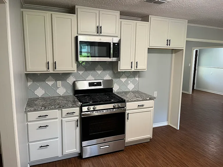 402 S Green St — Photo 4