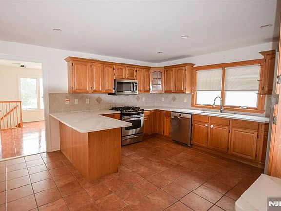 5th image of 104 Franklin St #1