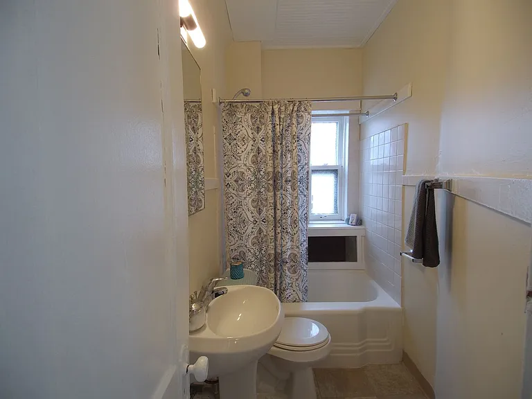 2563 N Farwell Ave — Photo 7