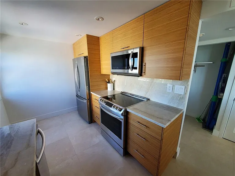 1401 N Riverside Dr #807 — Photo 19