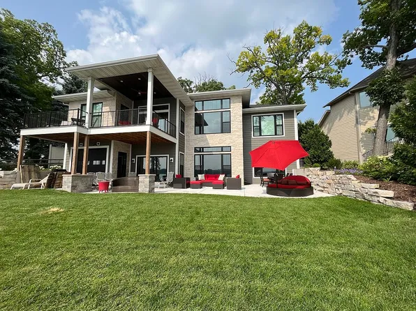 S69W18015 Muskego Dr, Muskego, WI 53150