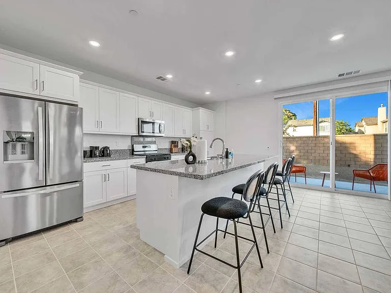 1705 Park Place Ln — Photo 3