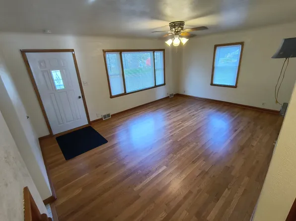 1310 Maplecrest Dr, Marion, IA 52302