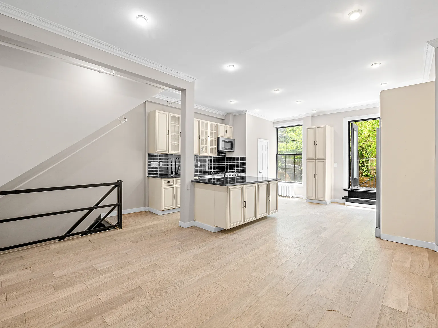 286 Clifton Place — Photo 2