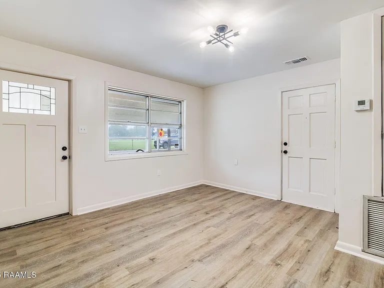 105 Brockton Dr — Photo 2