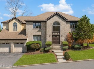 45 Old Farmers Ln, Staten Island, NY 10304