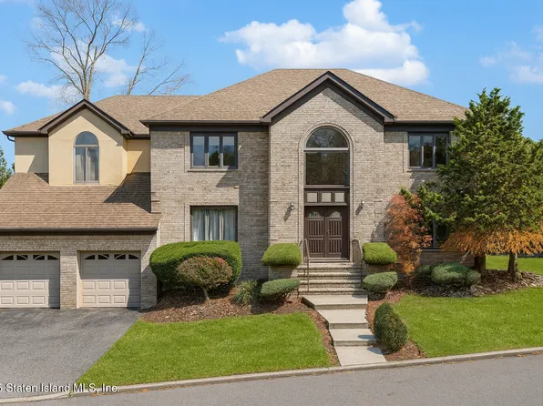 45 Old Farmers Ln, Staten Island, NY 10304