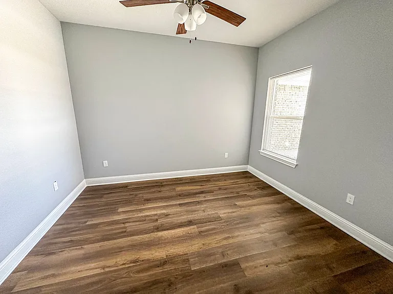 100-102 Vitava Dr W — Photo 13