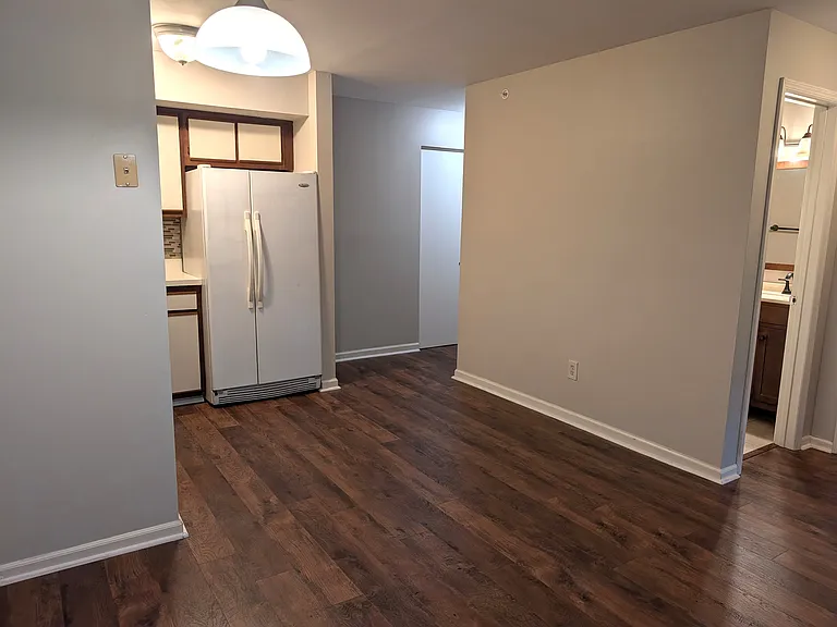2021 Hawthorne Ln — Photo 2