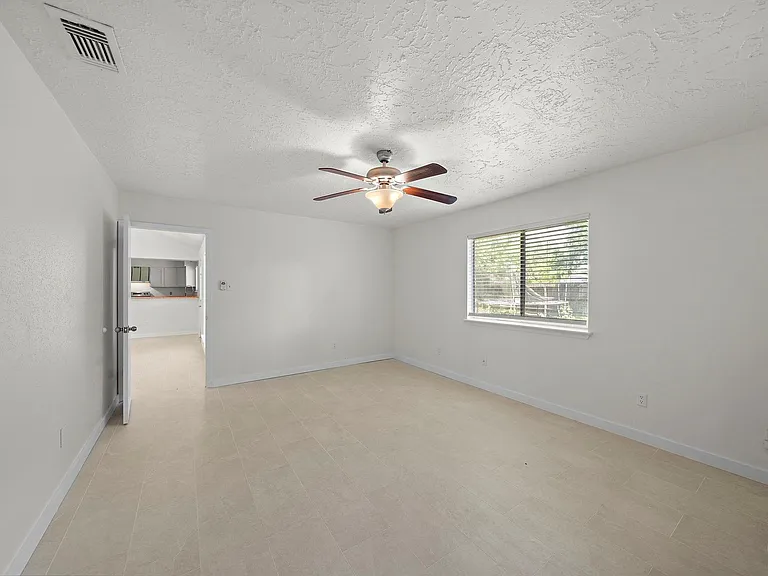 13815 Grosvenor St — Photo 25