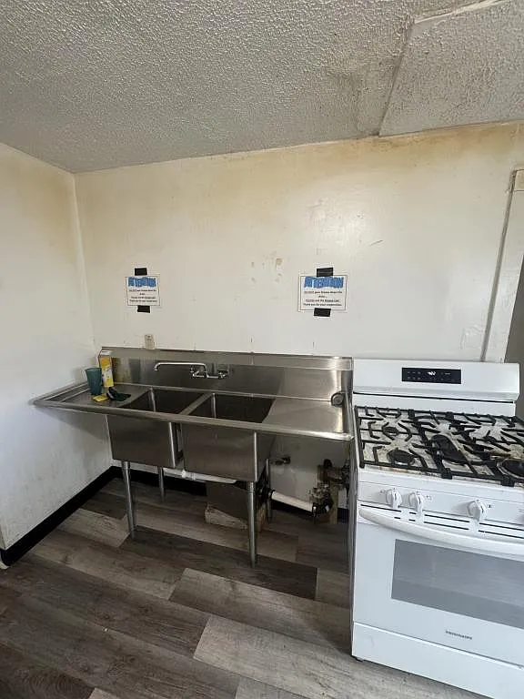 4606 Ward St — Photo 3