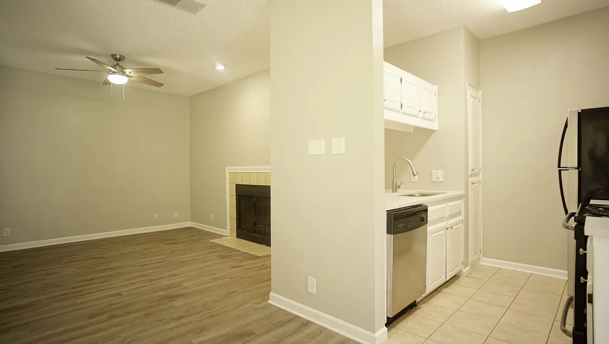 Building Photo - 914 W 26th St #306