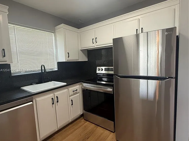 21 Windsor E #B — Photo 6