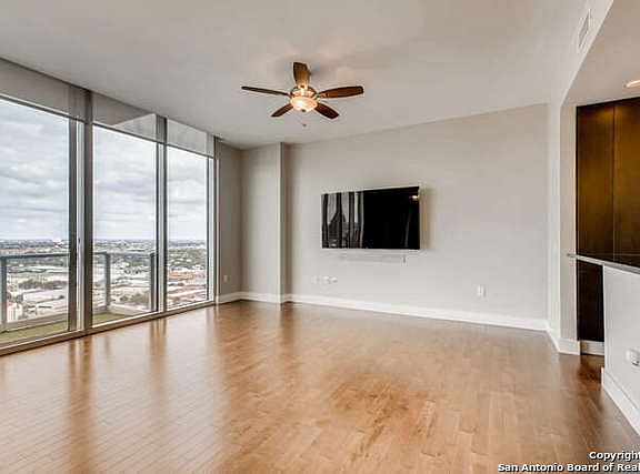4th image of 600 E Market St