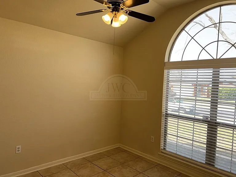 3906 Lone Oak Dr — Photo 11