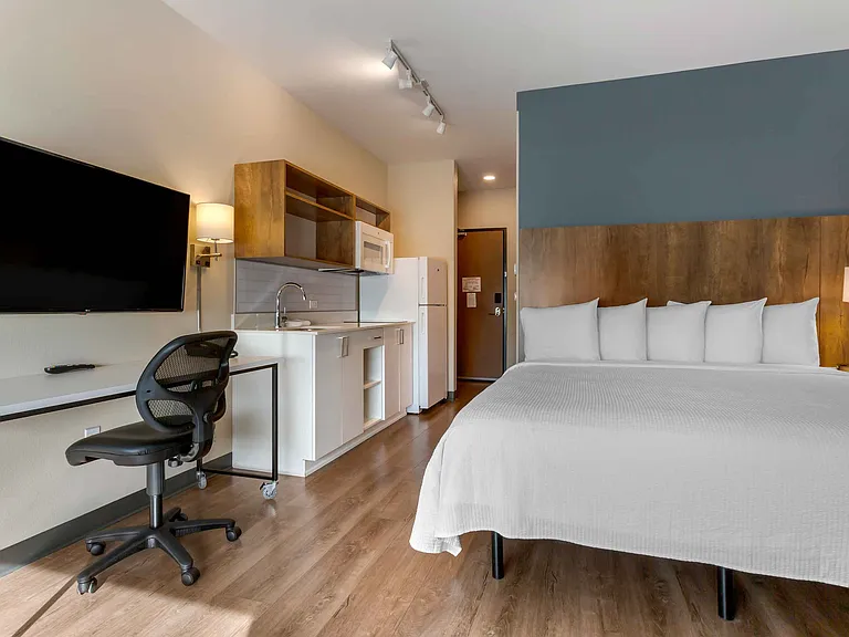 Deluxe Studio - 1 King Bed
