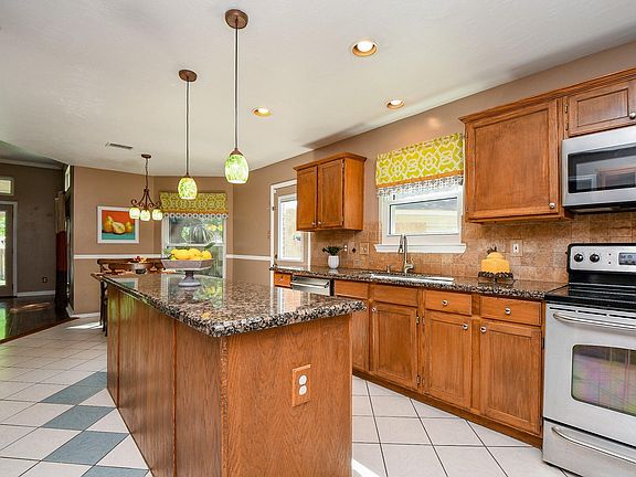 5th image of 705 Tropicana Ct