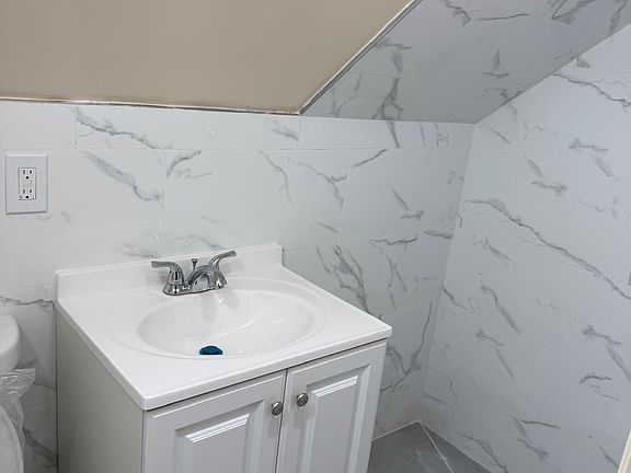 4th image of 4279 Oneida Ave #3