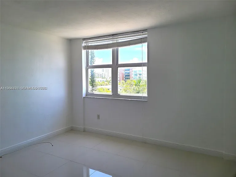 10350 W Bay Harbor Dr #5L — Photo 9