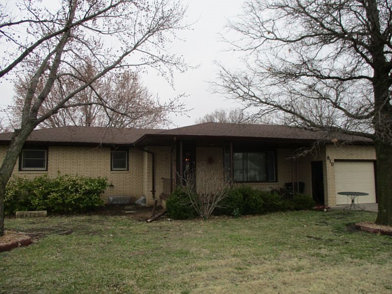 1st image of 810 W Grand Ave