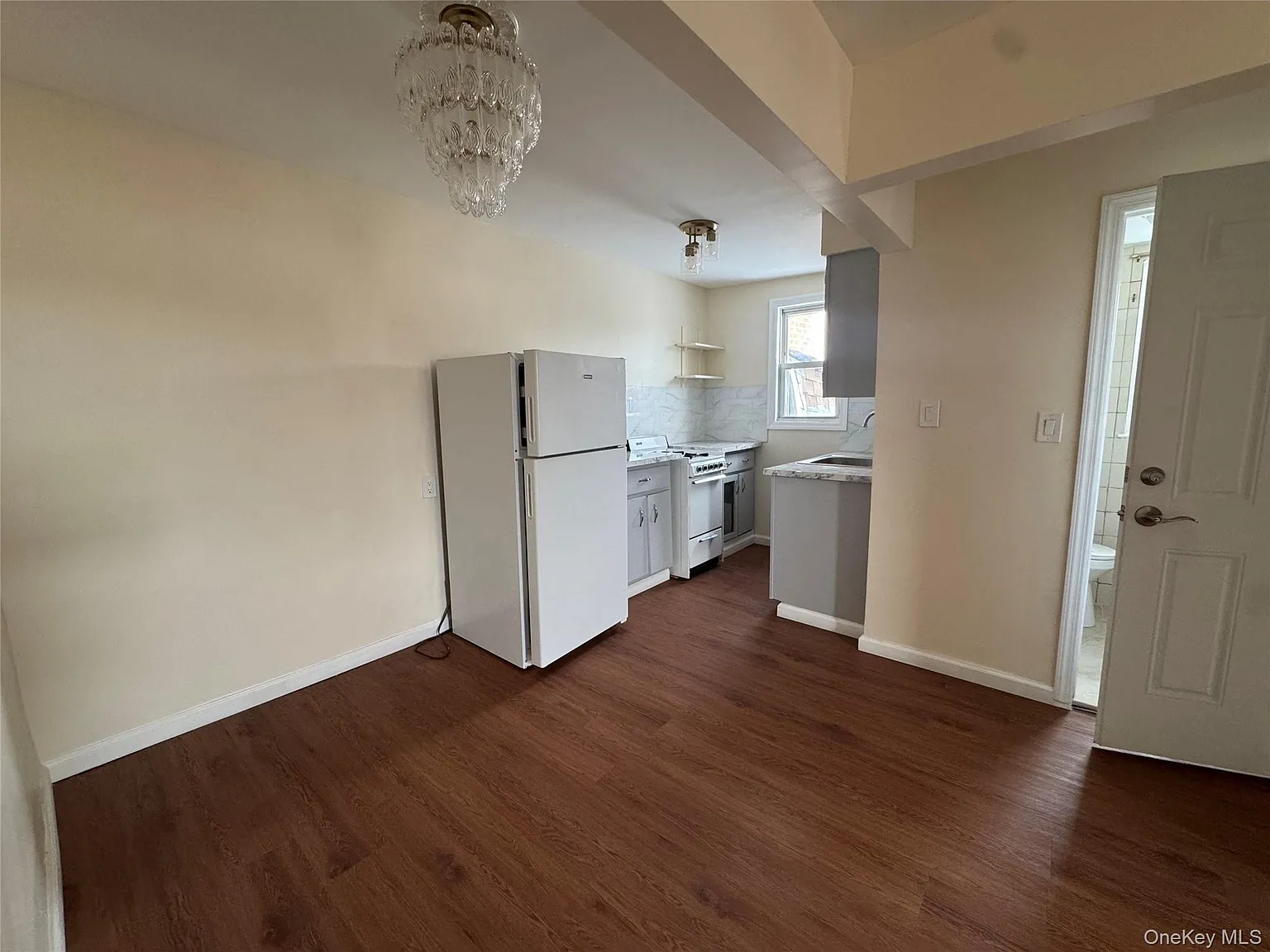 2 bed, 1.0 bath, 3300 sqft, $2,400 — Photo 3