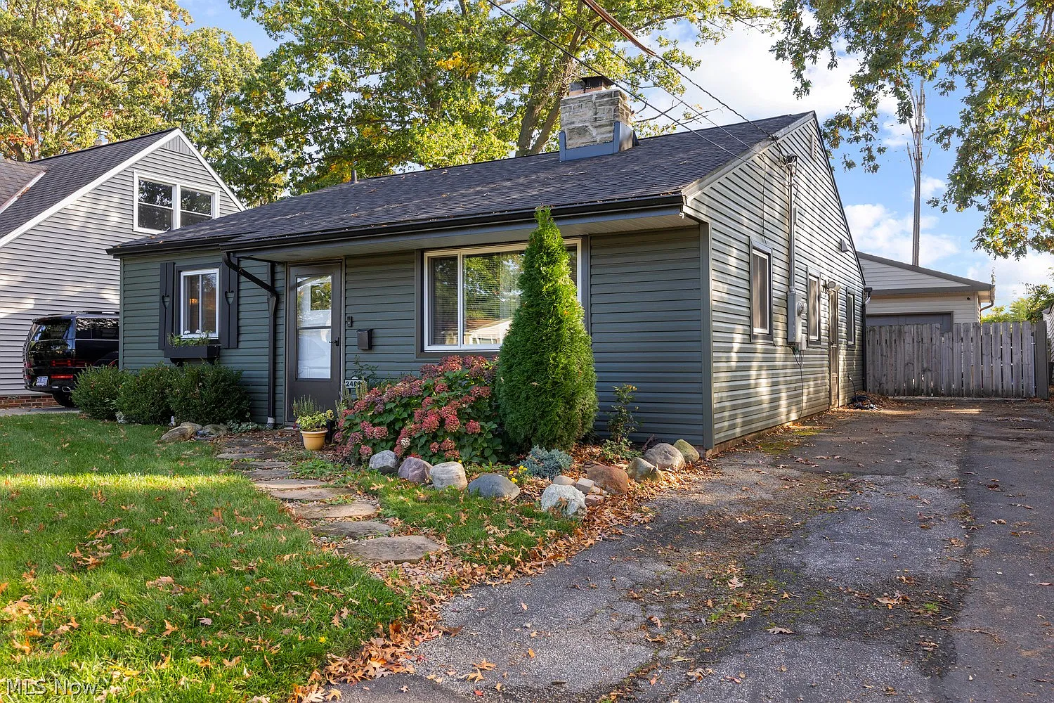 3 bed, 1.0 bath, 1050 sqft, $2,200 — Photo 3