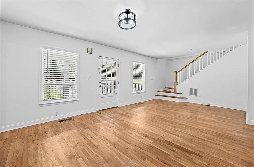 4 bed, 3.0 bath, 2026 sqft, $2,700 — Photo 4