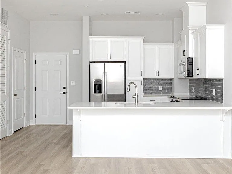 1013 Northside Dr — Photo 9