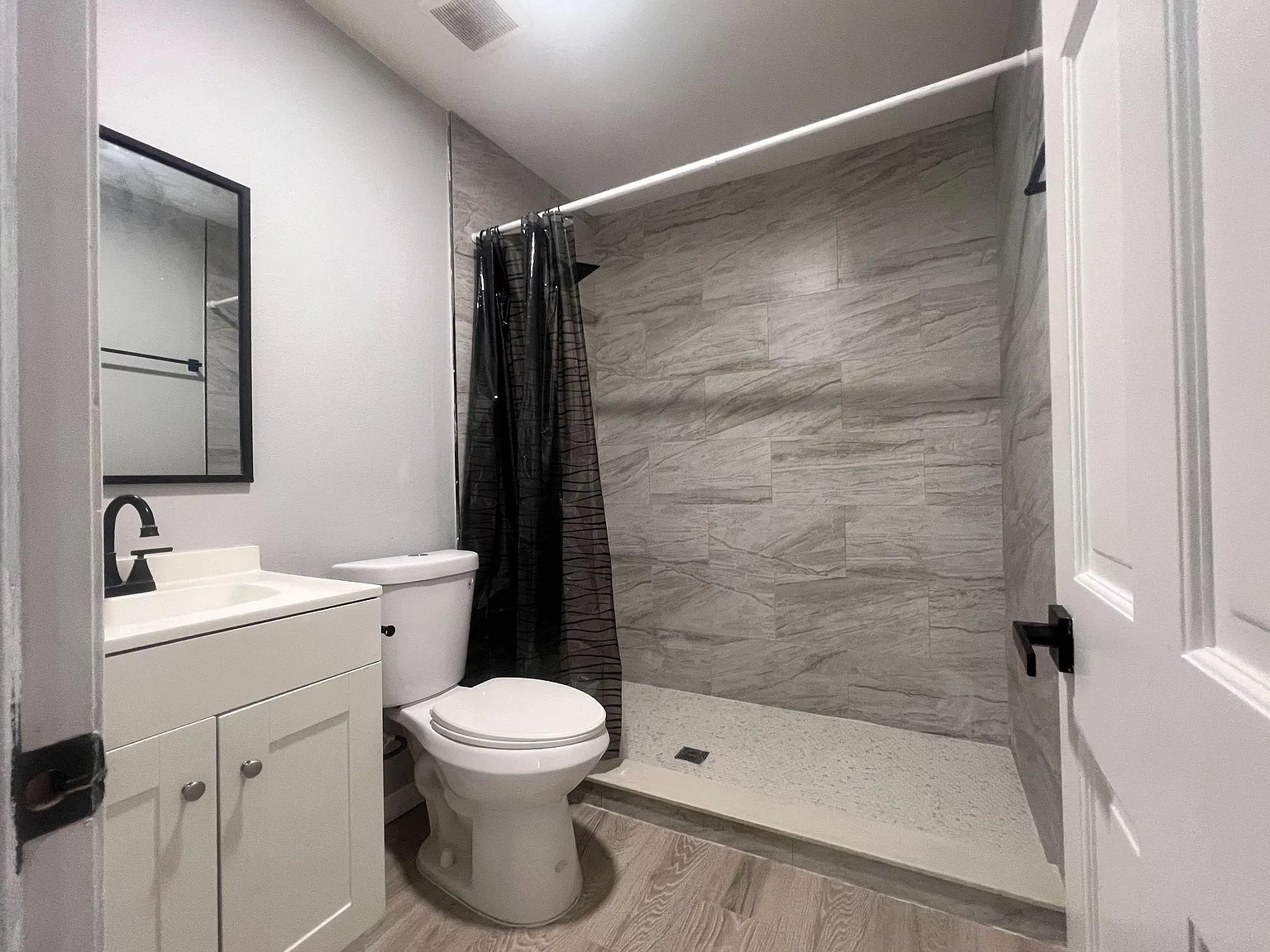 4 bed, 2.0 bath, 1400 sqft, $1,269 — Photo 3