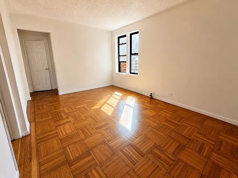 2085 Morris Ave #D3 — Photo 2