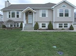 204 Lakeview Dr, Smithville, MO 64089