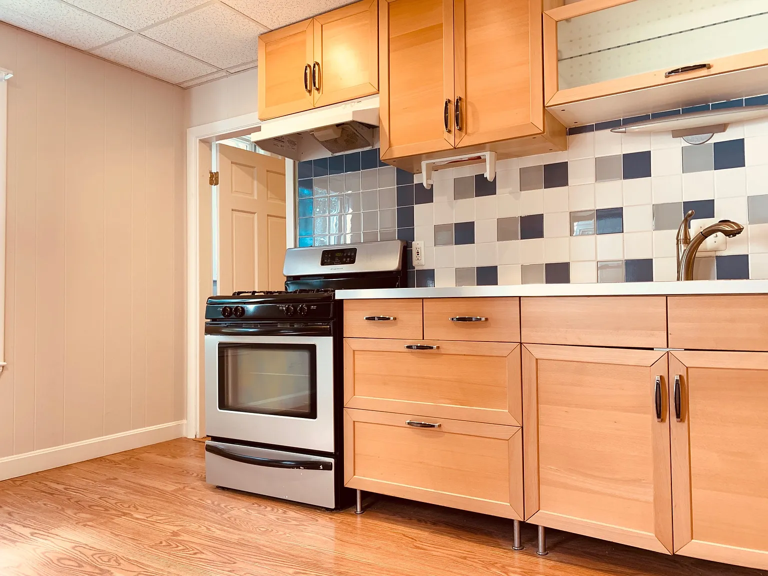 2 bed, 9999 sqft, $2,200 — Photo 3