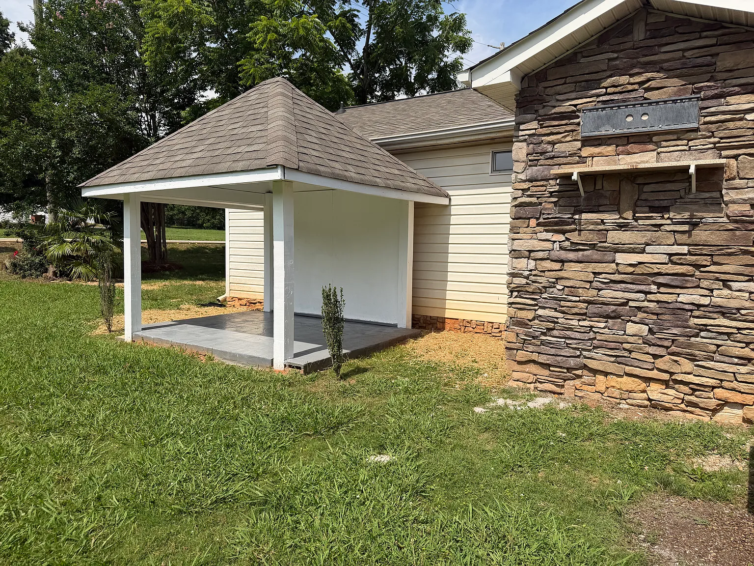 3 bed, 1000 sqft, $1,575 — Photo 4