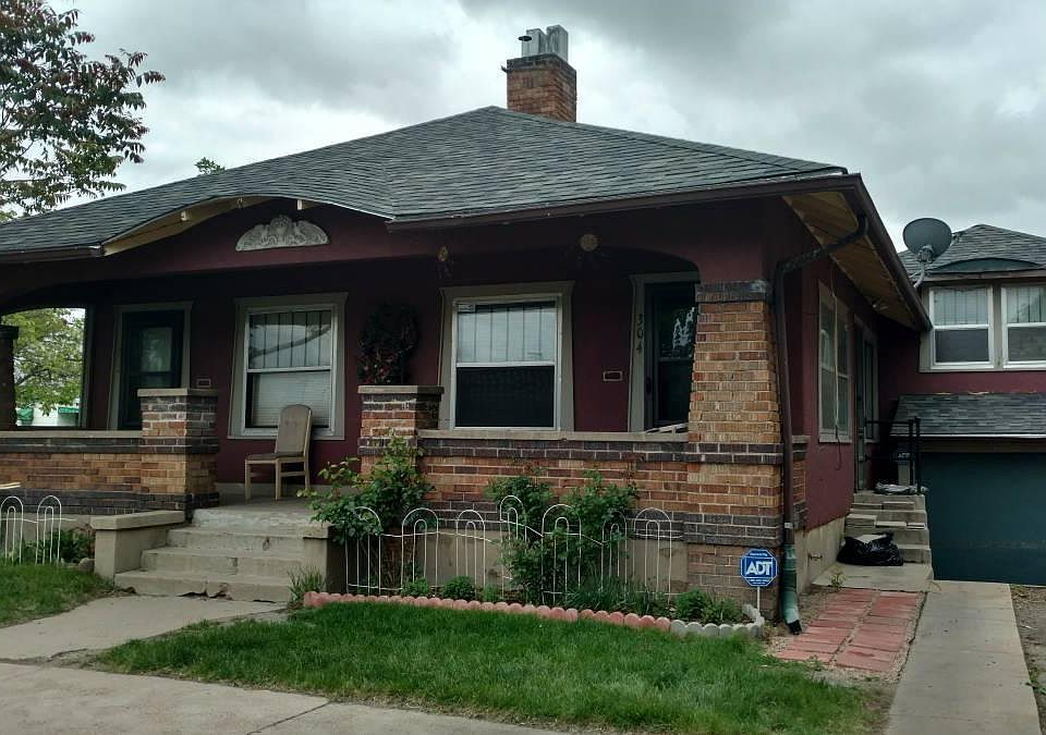 Front view of unit and garage.