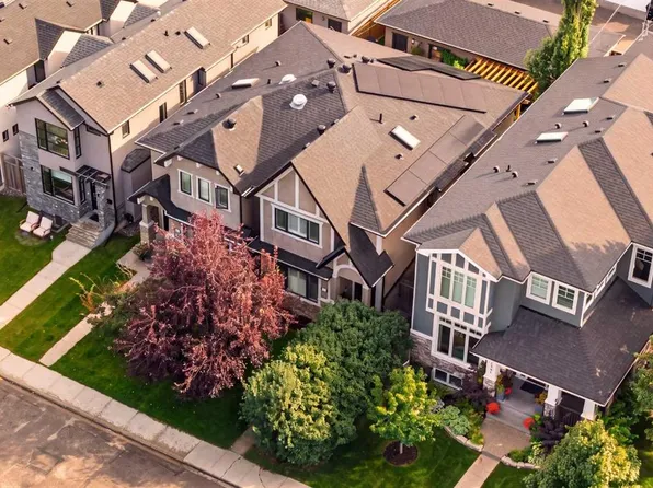 1743 N 46th Ave SW, Calgary, AB T2T 2R6
