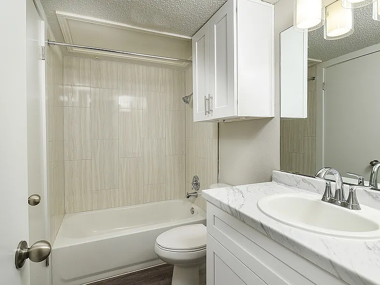 One Bedroom A3 - Updated Bathroom