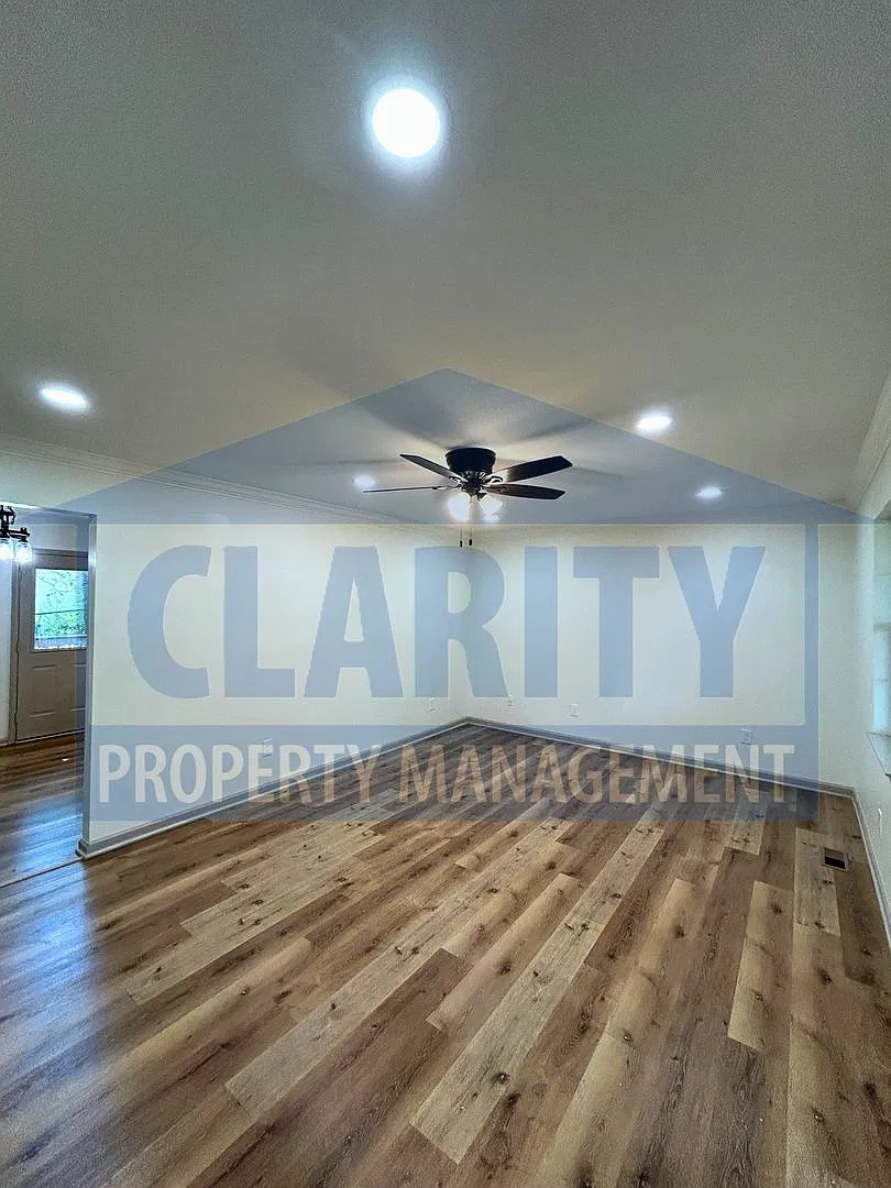 Updated 3 bedroom, 2 bath ranch home! — Photo 4
