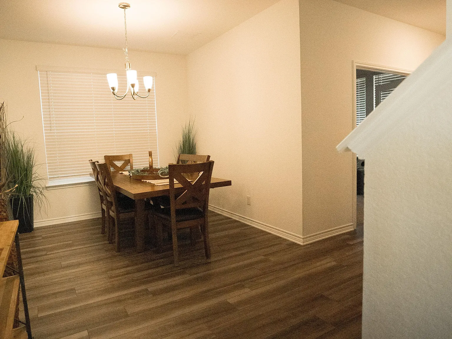 4 bed, 2.5 bath, 2556 sqft, $810 — Photo 2