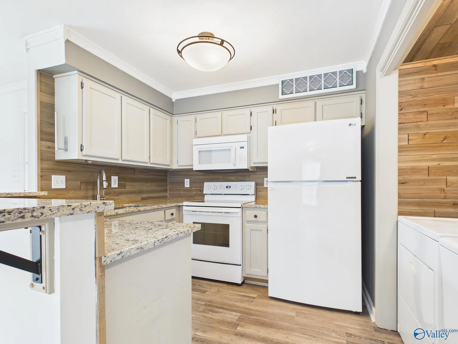 2 bed, 2.0 bath, 1035 sqft, $1,300 — Photo 4